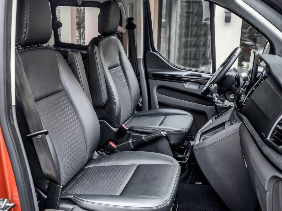 Интерьер Ford Tourneo Custom Sport 2017 года  (WW) (фото 10 из 15)